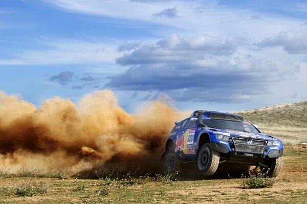 Carrera de autos en la arena del desierto