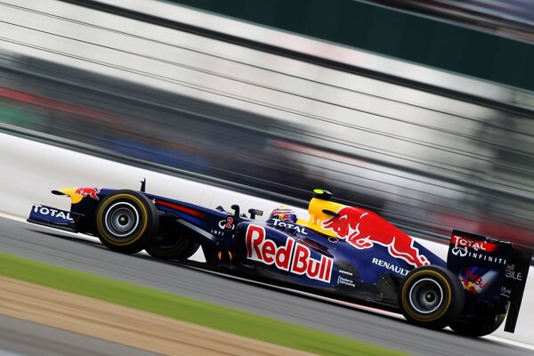 Mark Webber piloto de fórmula uno en la pista vuela a alta velocidad