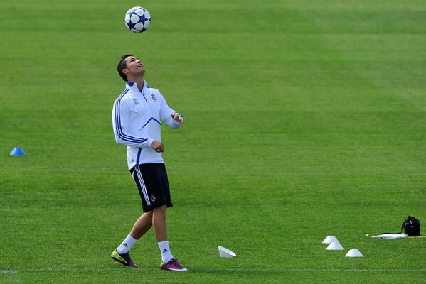 A football player throws the ball with his head off the field