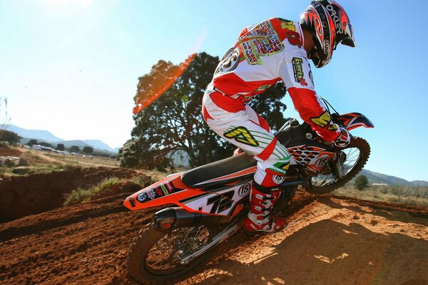 Motociclista hace carrera en competencia