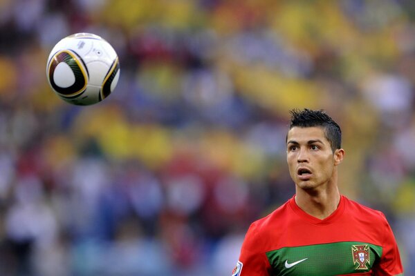 Il super giocatore Ronaldo Guarda la palla
