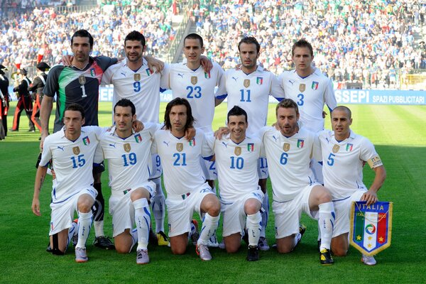 Italiens Fußball-Nationalmannschaft in weißer Uniform