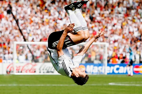 Le footballeur de l équipe d Allemagne Miroslav Klose interprète le Salto mortale en public après le match de la coupe du Monde