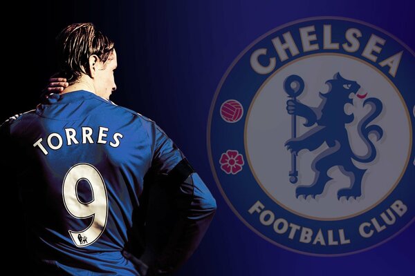 Fernando Torres sta con le spalle sullo sfondo Dell emblema del Chelsea