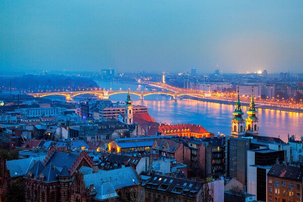 Panorama du soir de Budapest avec des lumières