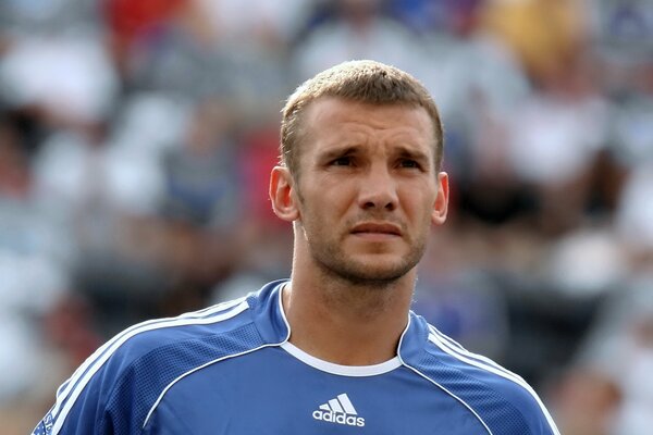 Andrey Shevchenko durante un partido de fútbol