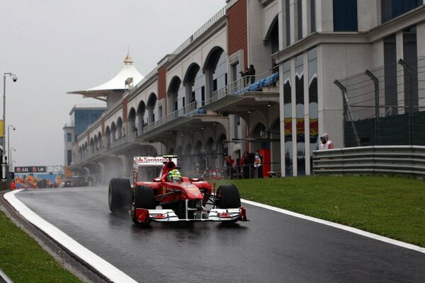 Ferrari che corre sul bagnato in Formula 1