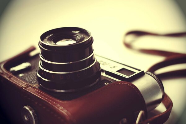 Советский фотоаппарат в коричневом фютляре