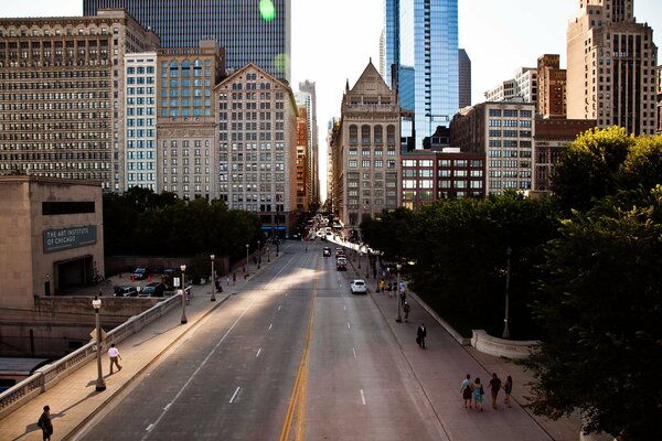 Wolkenkratzer neben der Straße in Chicago am Nachmittag