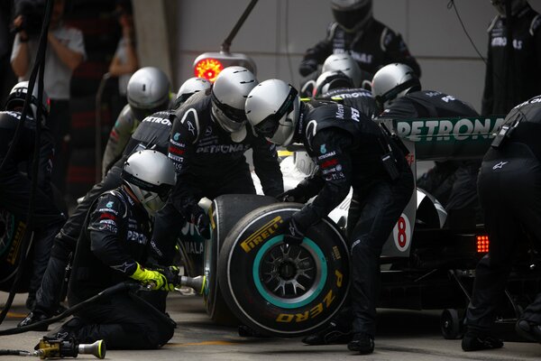 Wheel change at racing car competitions