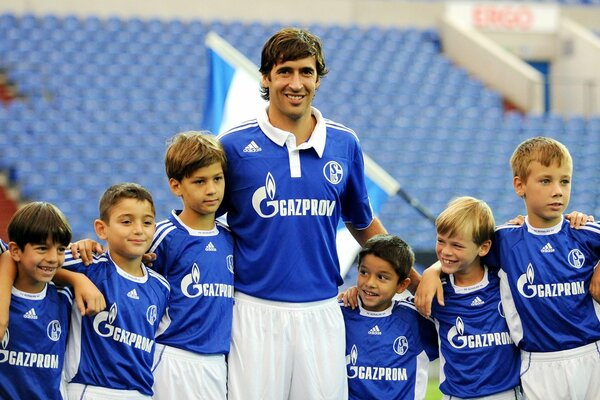 Capitán de la selección con niños