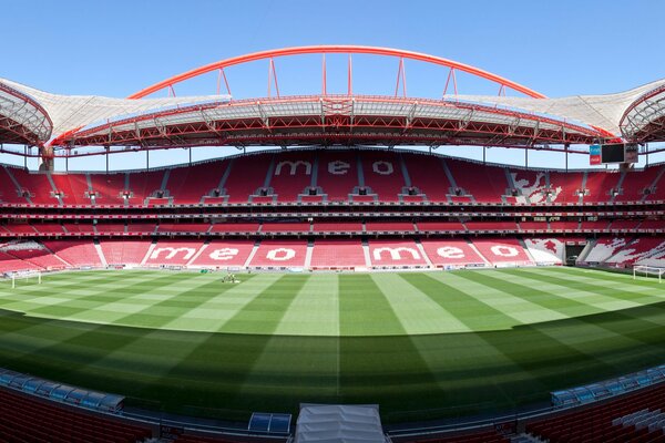 Пустой футбольный стадион в Лиссабоне