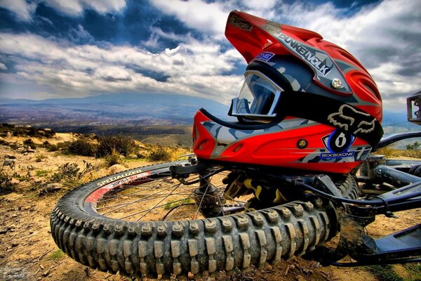 Casco su una ruota di mountain bike