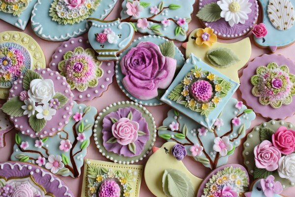 Galletas de colores moldeadas decoradas con flores