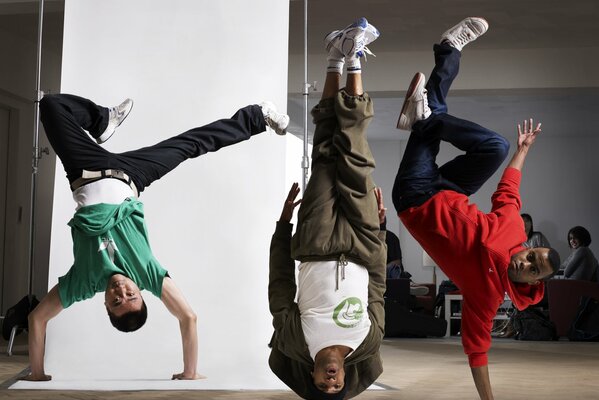 Tres bailarines de breakdance