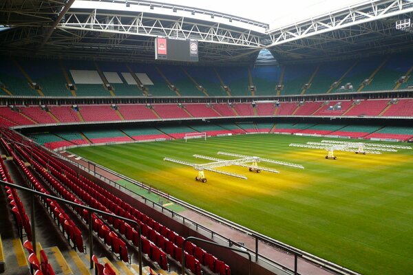 Préparation du terrain de football pour le match