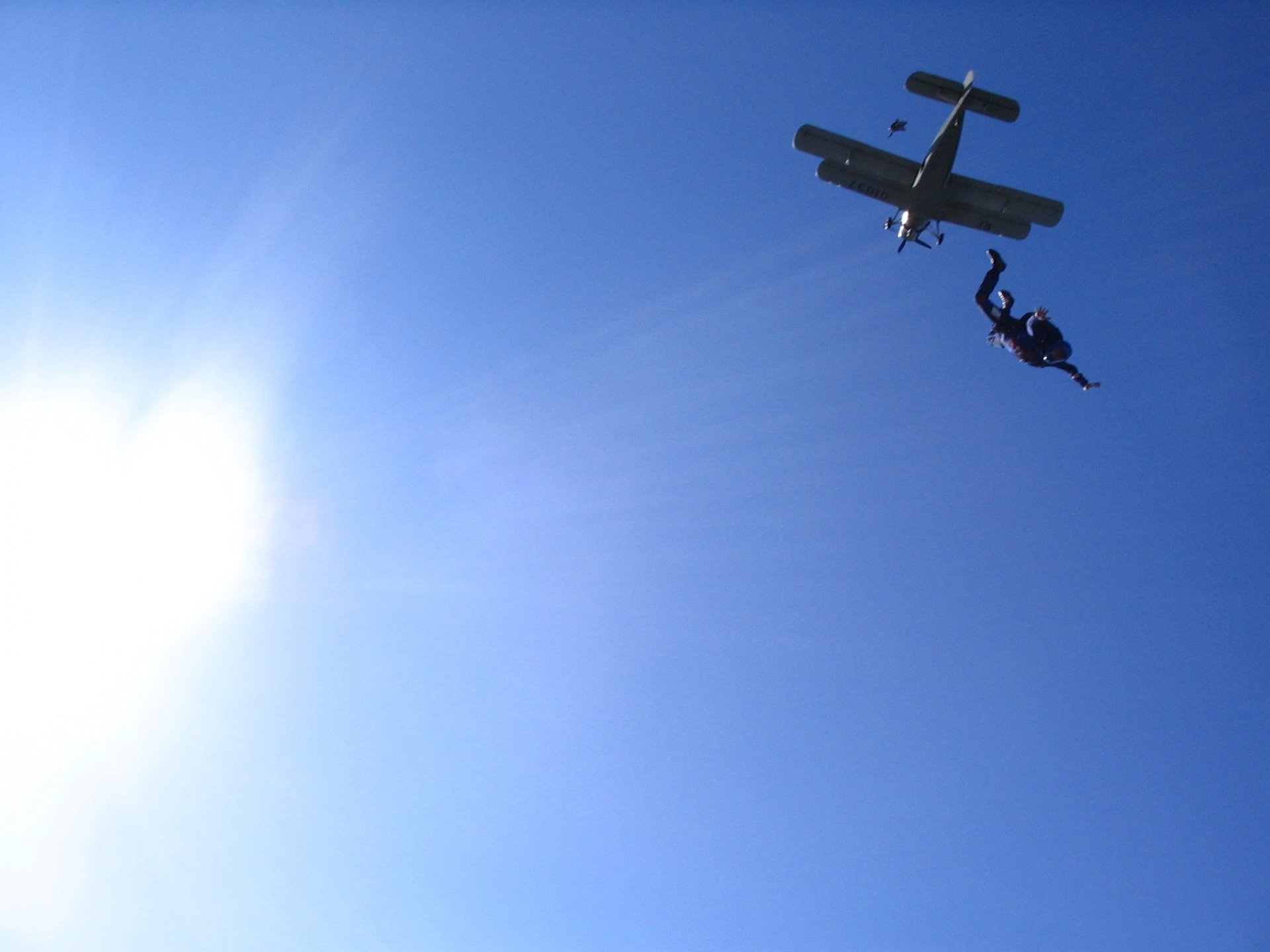 paracadutista aereo cielo sole estremo