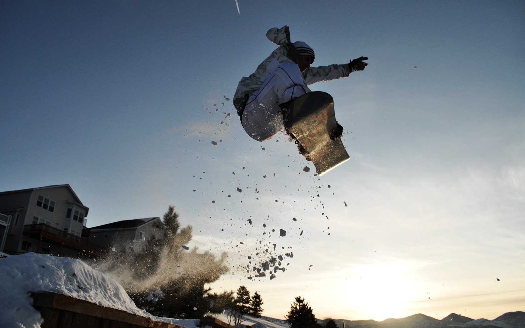 neige soleil saut snowboarder montagnes