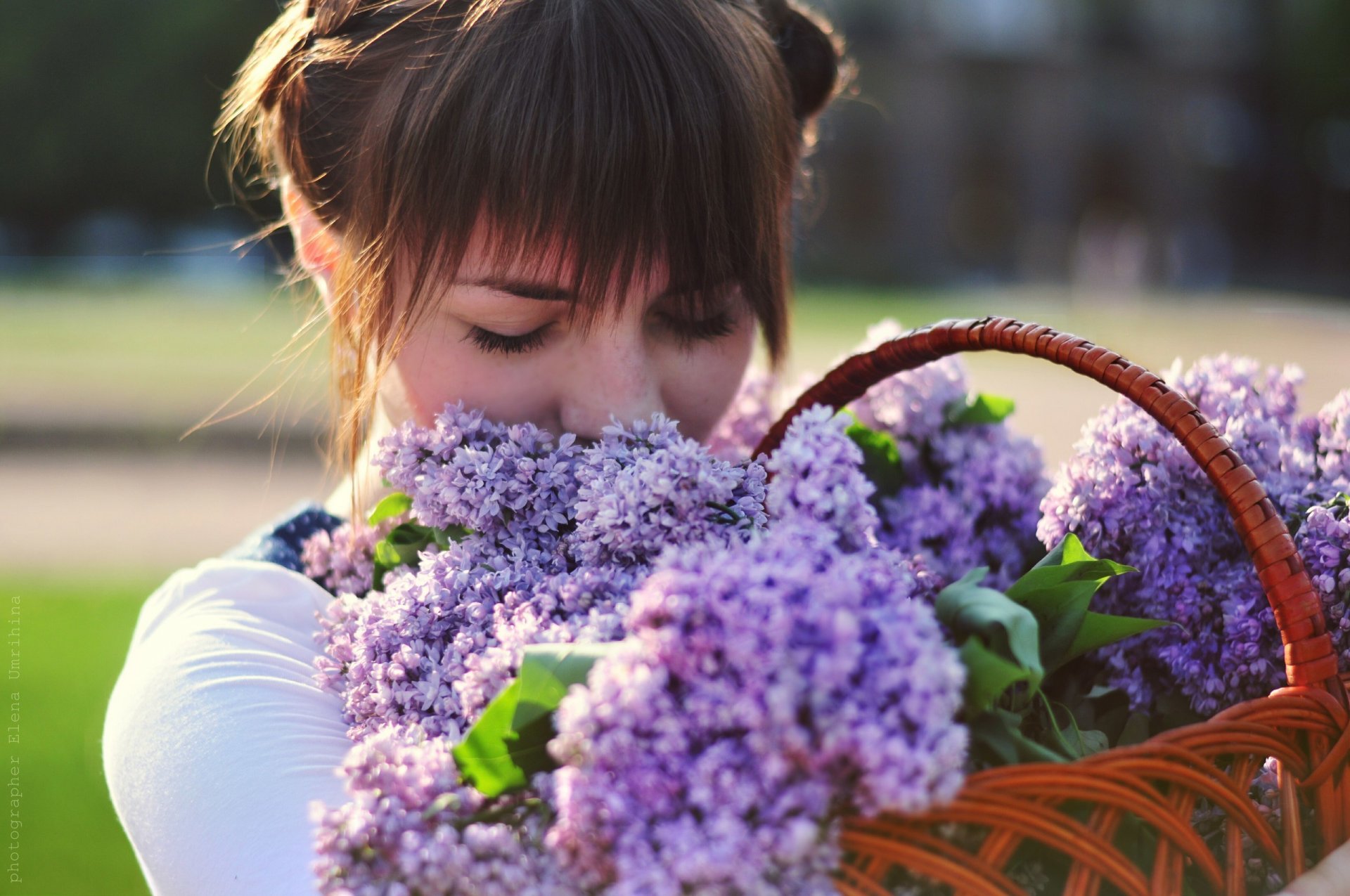 elena umrihina fotografia fotografo ragazza fiori cestino