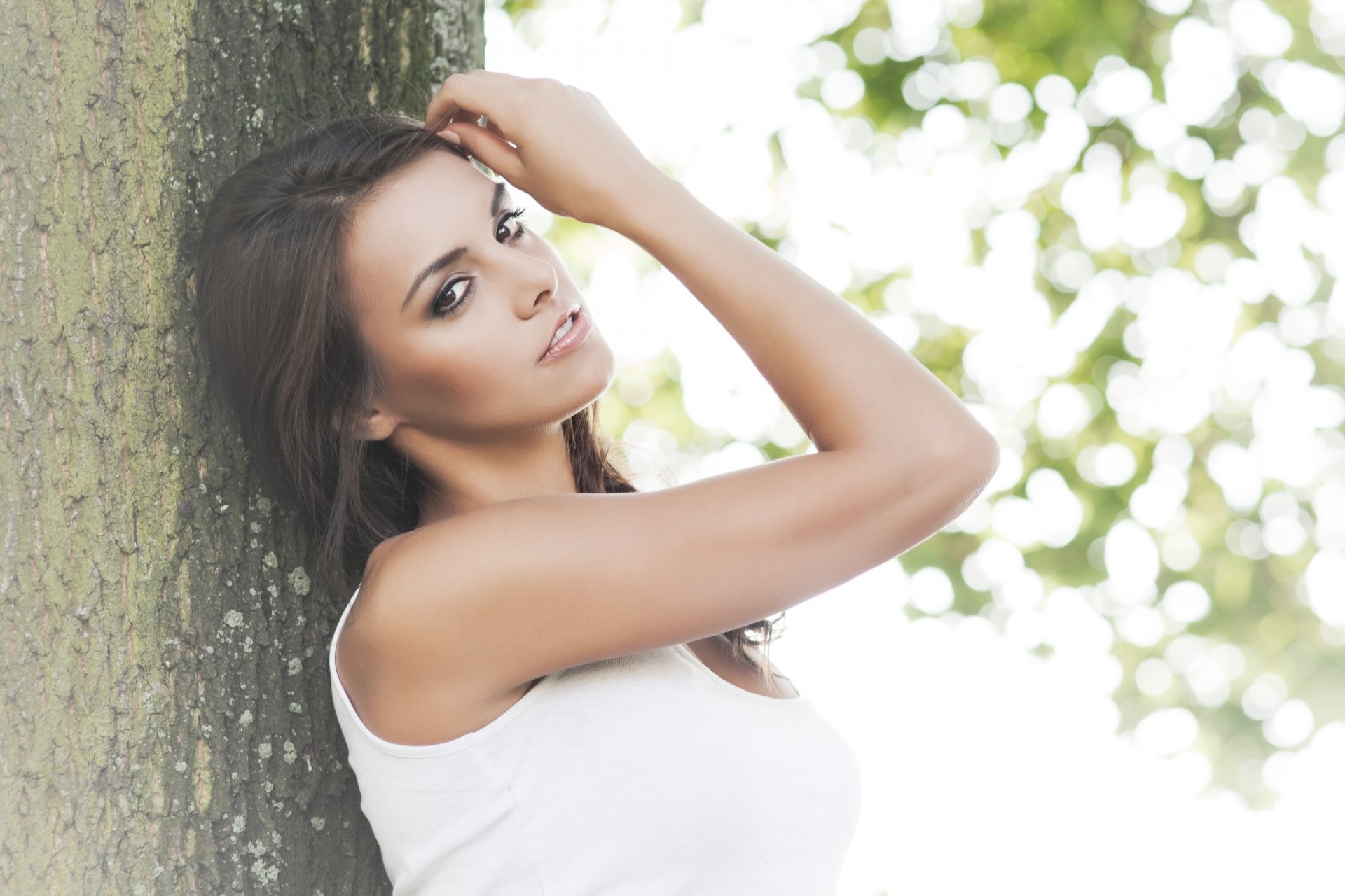 anita sikorska chica morena mirada modelo ojos marrones árbol camiseta follaje