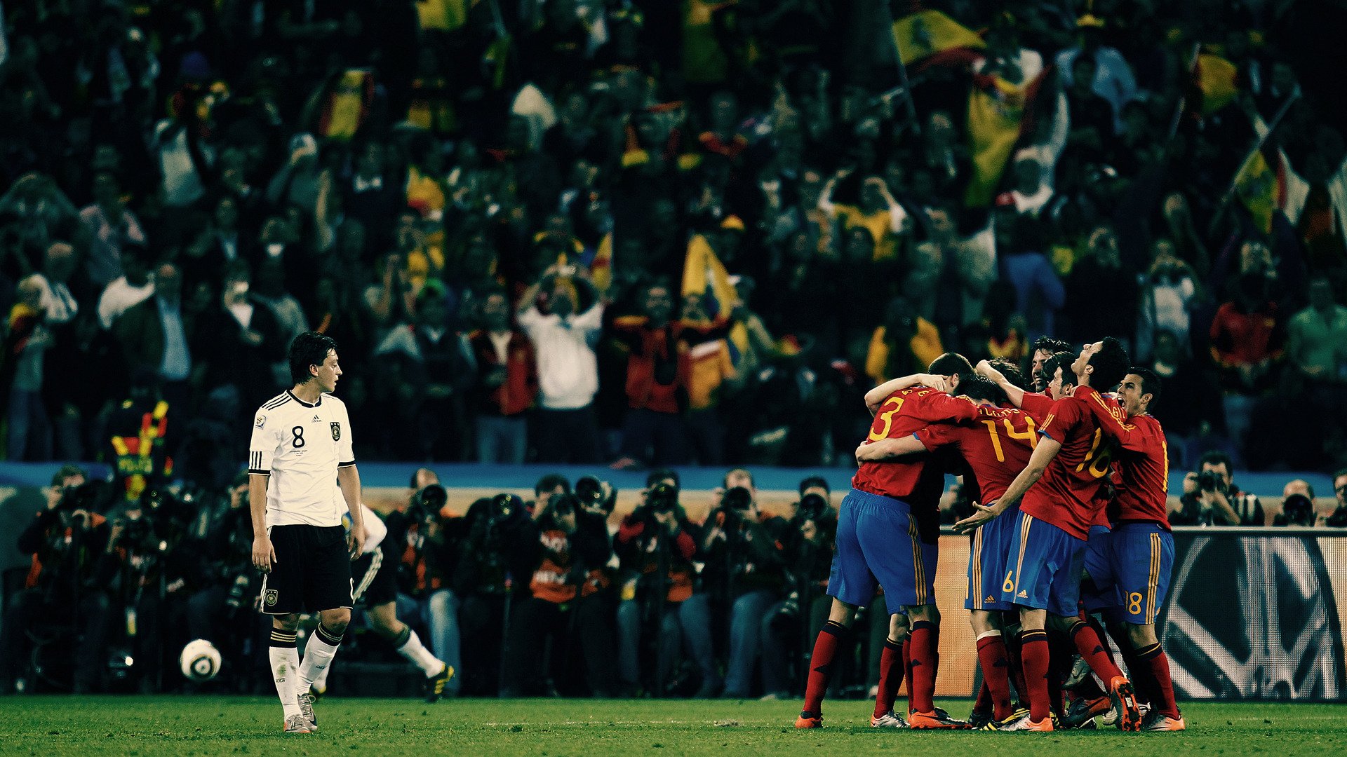 fútbol deportes equipos jugadores chicos gente españa alemania españoles alemanes victoria gol alegría campo hierba estadios tristeza