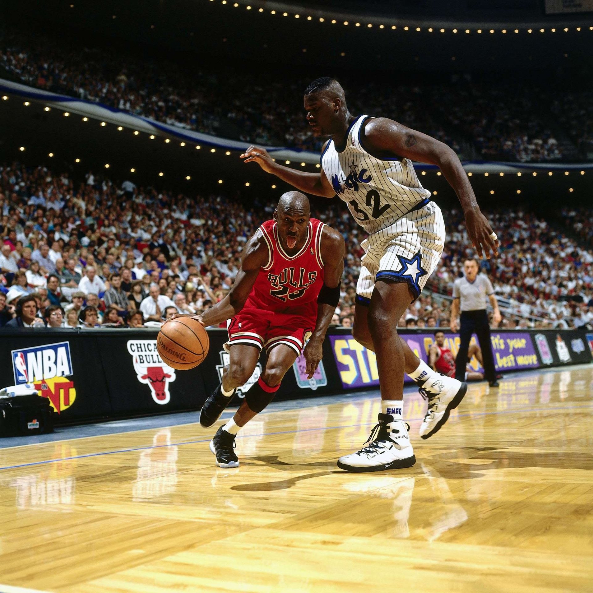 michael jordan contre shaquille o neal shaquille o neal joueurs de basket-ball basket-ball chicago bulls orlando magic nba fans balle