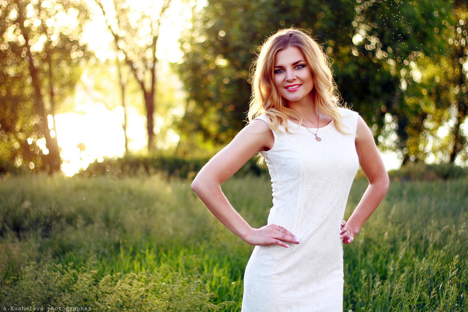 rubia de blanco vestido pose figura naturaleza hierba árboles bokeh