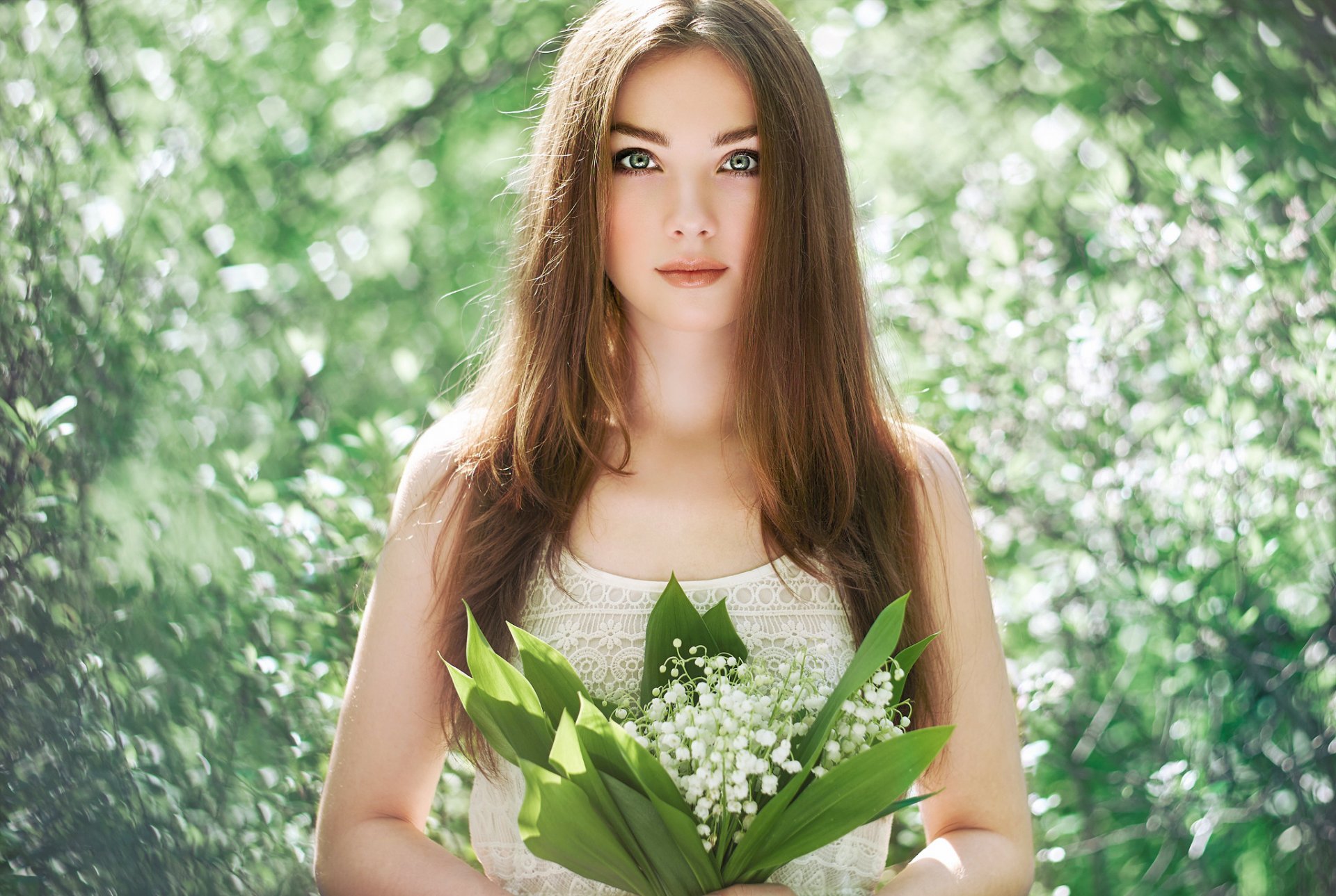 visage yeux cheveux regard. bouquet muguet fond