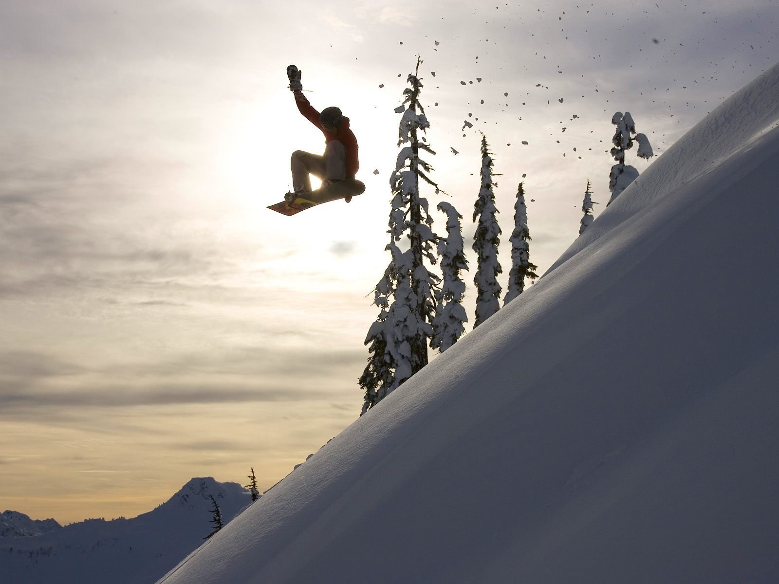 snowboard extrem schnee winter sonne bäume abstieg