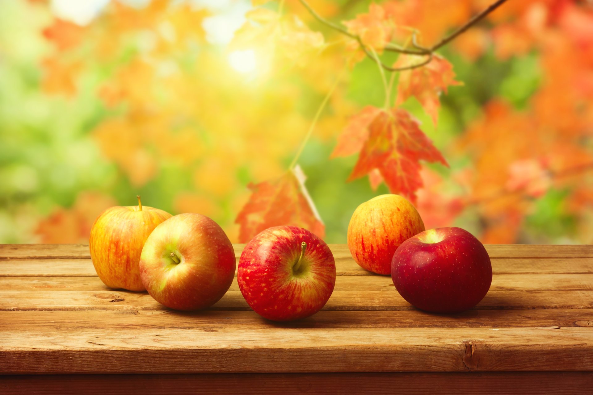 manzanas frutas mesa hojas cosecha otoño fondo