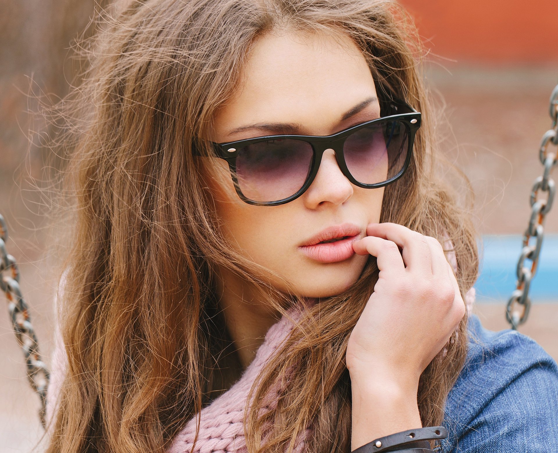 mädchen brille blick haar hand ketten jeans