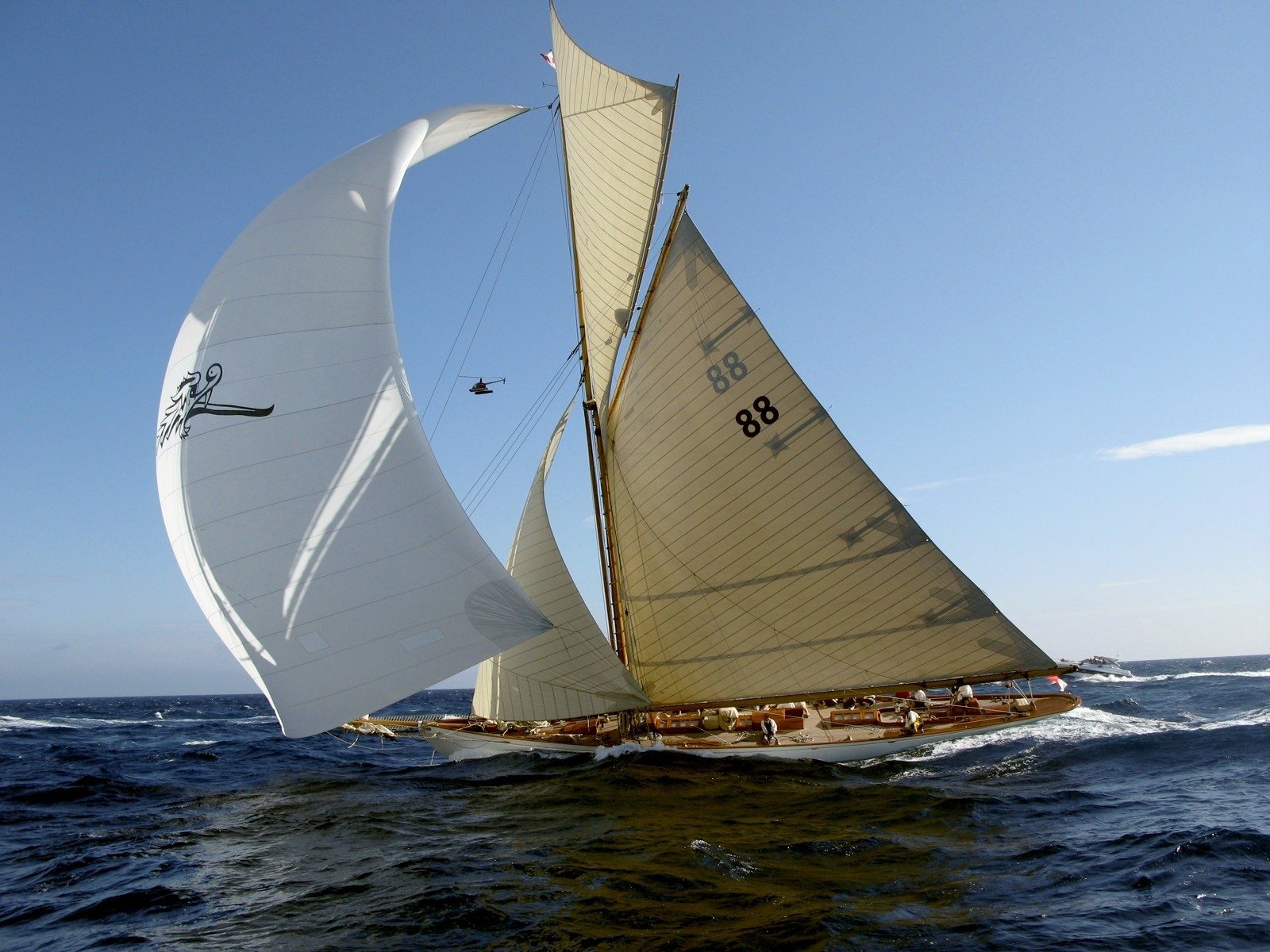 yate velas viento primacía emoción