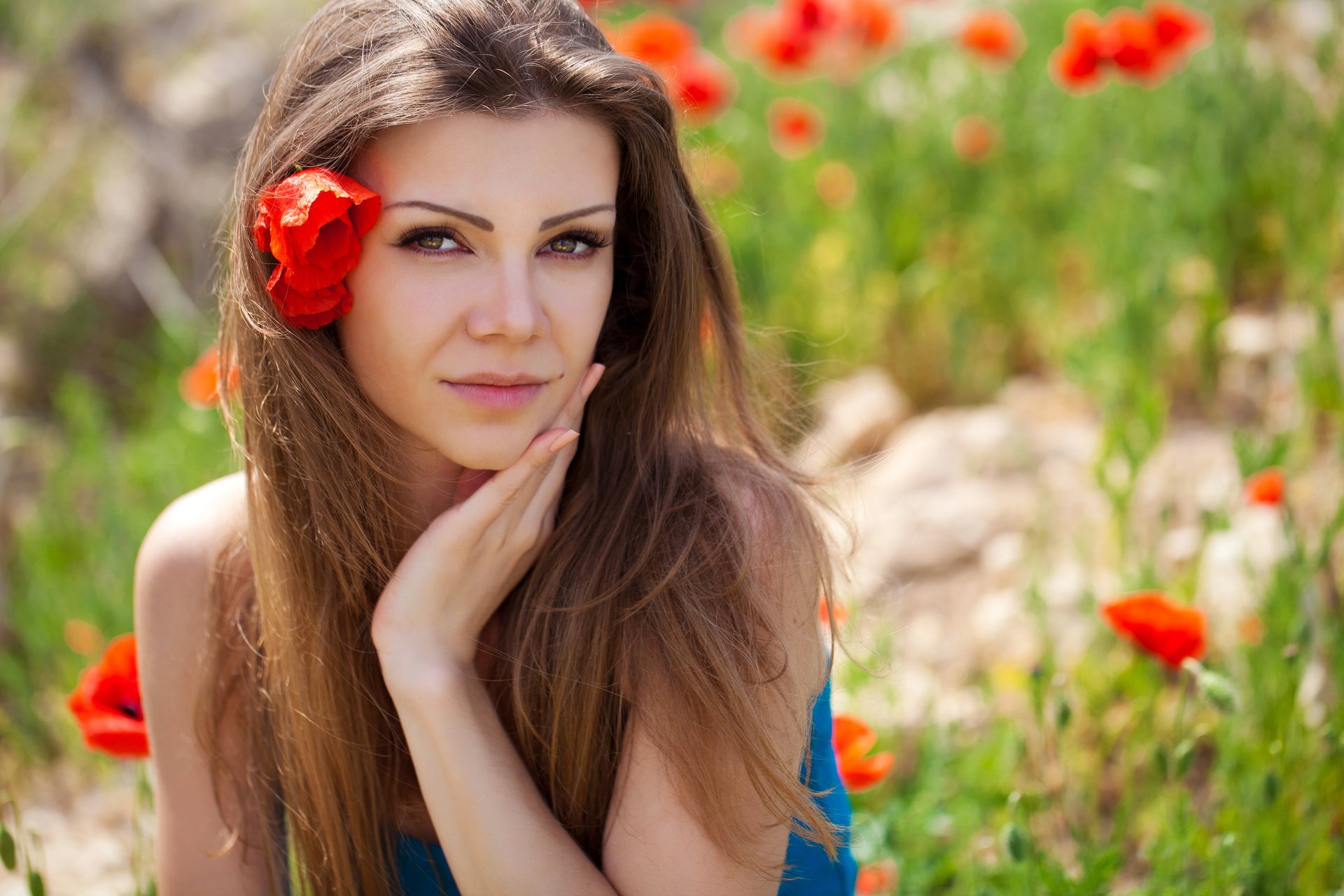 fille brune maquillage vue champ coquelicots