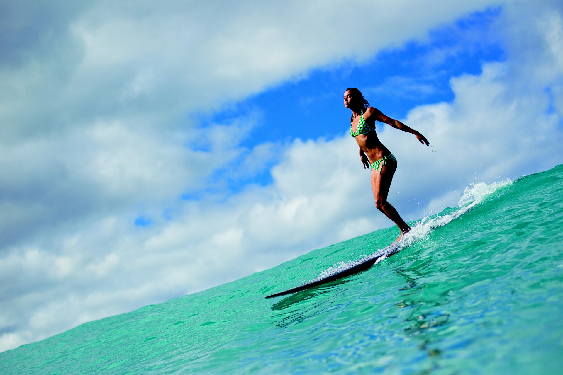 dziewczyna chmury ocean deska niebo surfing