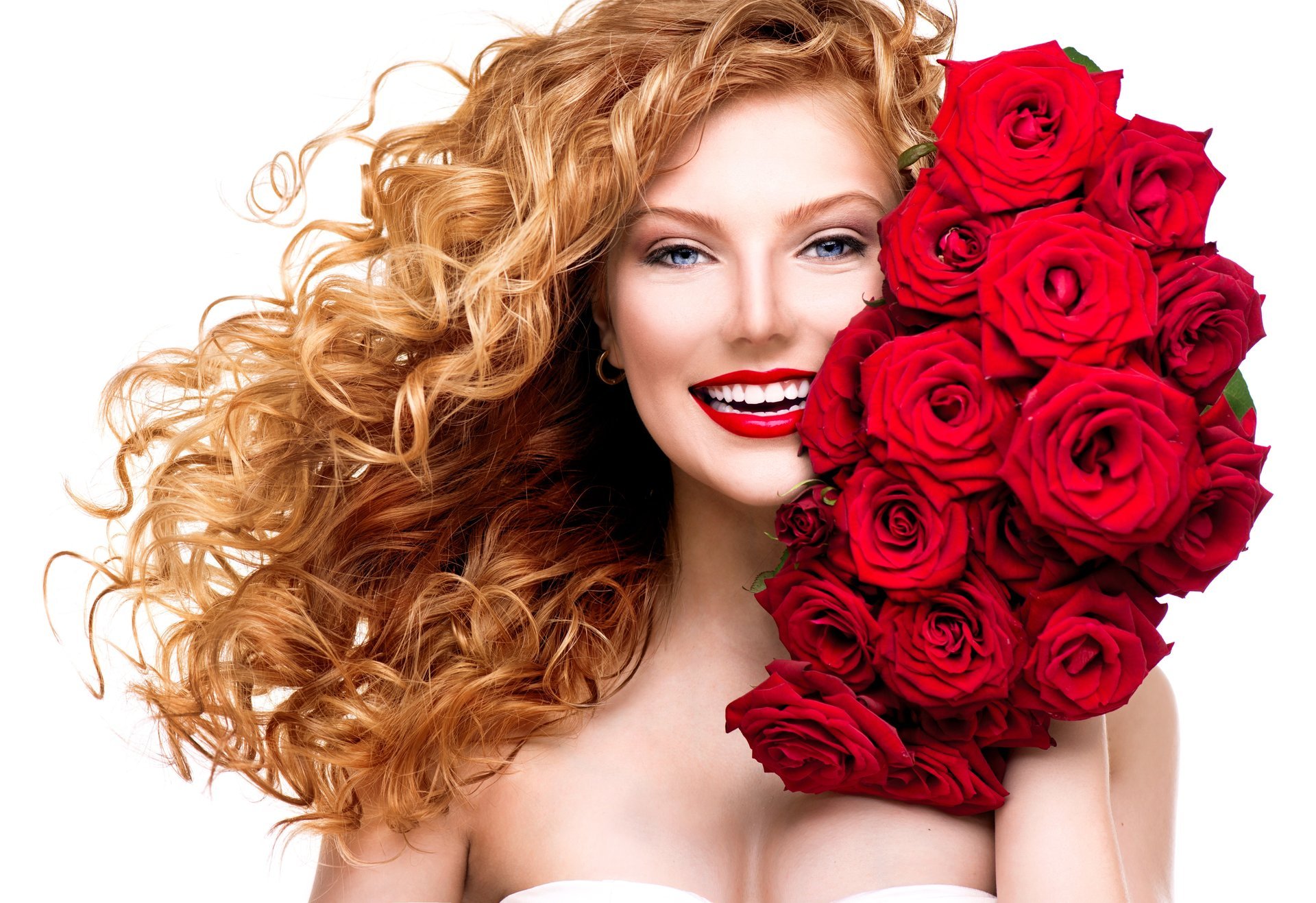 chica pelirroja rizos maquillaje labios rojos sonrisa ramo de flores rosas