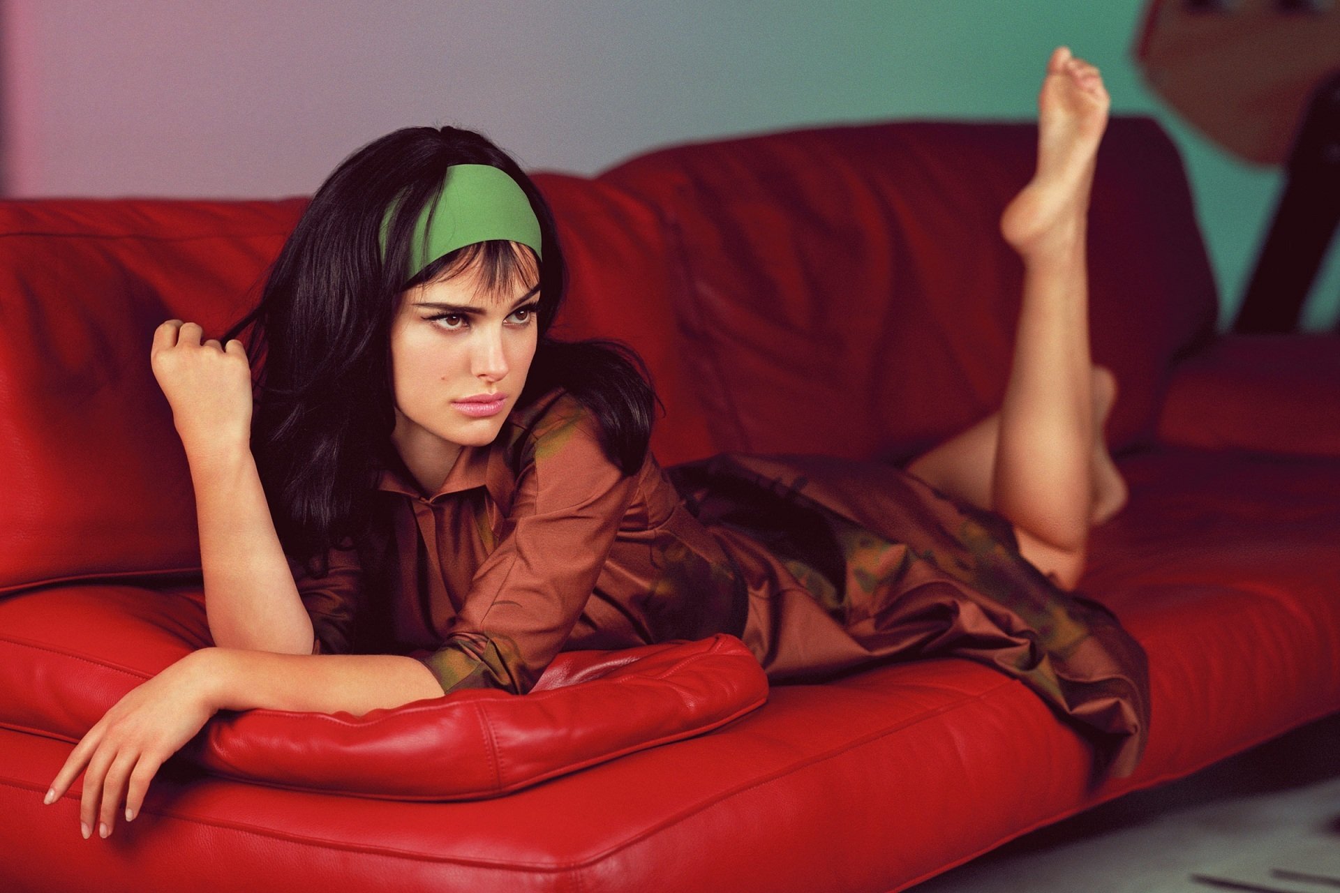 natalie portman liegt sofa pose