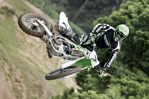 Foto de un motociclista en una bicicleta en un salto