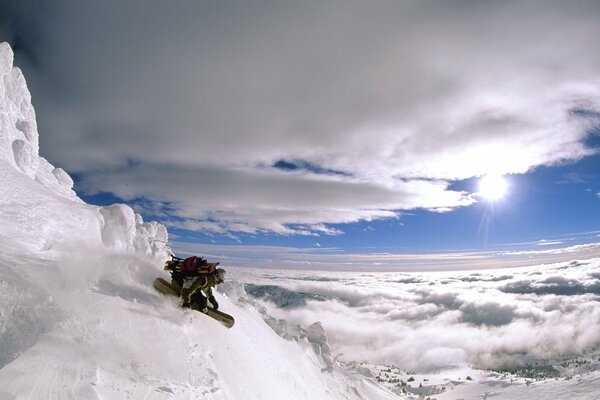 Snowboarder auf einem Berggipfel in den Wolken