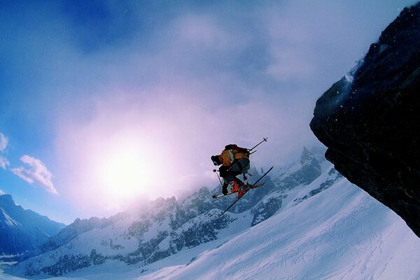 Mattina belle e innevate montagne