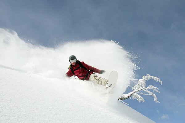 Snowboard ist ein Berg, ein Abstieg, ein warmer Winter und ein Meer aus Schnee