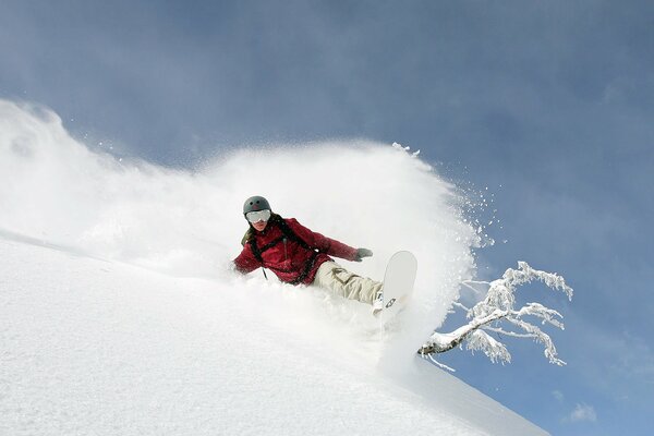 Lo snowboard è una montagna, una discesa, un inverno caldo e un mare di neve