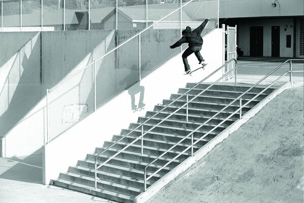 Skateboarding en Ryan Smith contiene extrema en escaleras y piriles