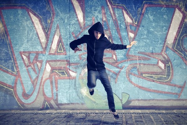 Mann springen auf Graffiti-Hintergrund
