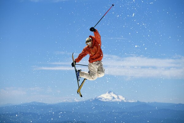 Skifahrer springen auf Himmelshintergrund