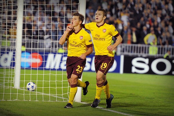 Futbolista Arshavin con uniforme amarillo en el campo