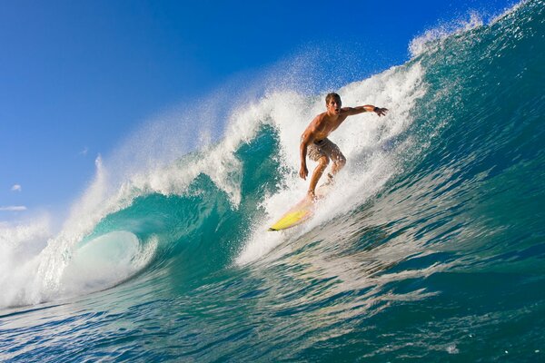 Junge Surfer auf blauen Wellen