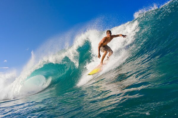 Ragazzo sul surf nell onda