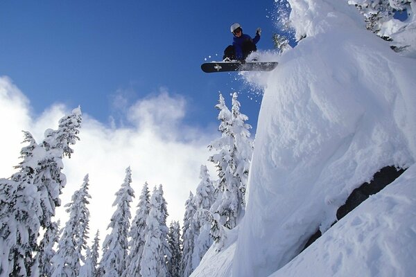 Snowboardflug vor dem Hintergrund der Winterlandschaft