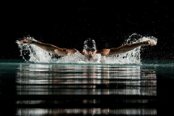 Hermosa foto de un nadador en movimiento