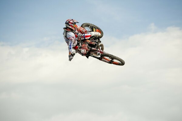 Salto de acrobacias extremas en moto